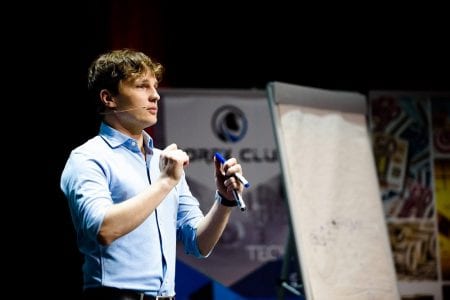Rafał Zaorski 'idzie na wojnę’ ze wspólnotą 'Złota44′. Epicki flip w centrum Warszawy może finalnie nie dojść do skutku?