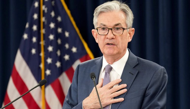 Powell z Fed uspokoił Wall Street. Indeksy w górę, kryptowaluty w dół. Co się dzieje?