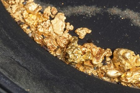 Paradoks na rynku kruszcu – ceny złota rekordowe, ale akcje producentów na wyprzedaży