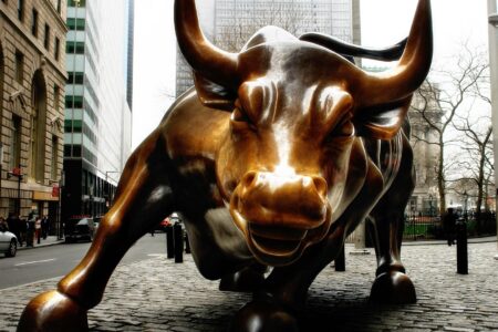 Fundstrat zapowiada odbicie na giełdach – czy wraca hossa? Oto powód i data