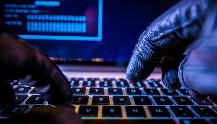Prawnicy z UK: Meta i Google powinny zwracać środki ofiarom cyberprzestępstw
