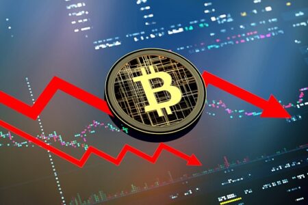 Spada bitcoin, złoto i akcje