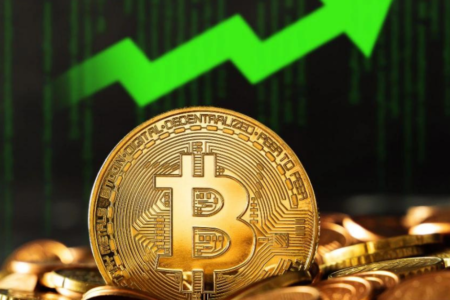 Bitcoin rośnie ponad 3 %, dolar amerykański słabnie w stosunku do euro a na giełdach świąteczny nastrój