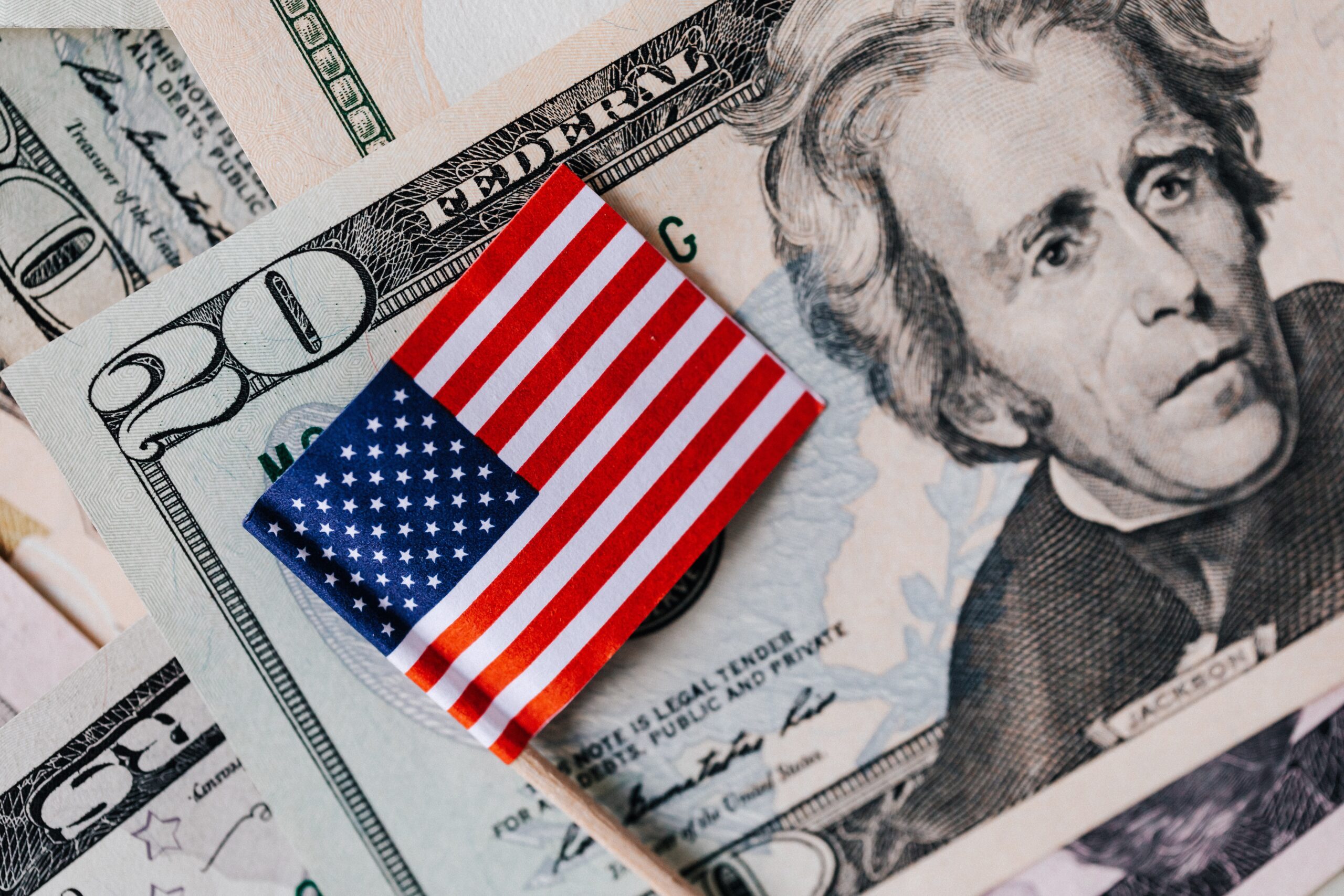 Widok amerykańskiej flagi na tle 20 dolarowego banknotu