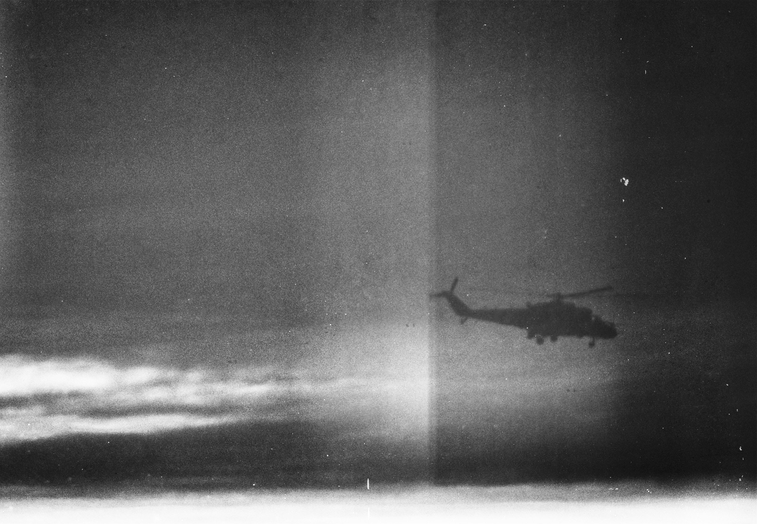 widok lecącego helikoptera Apache