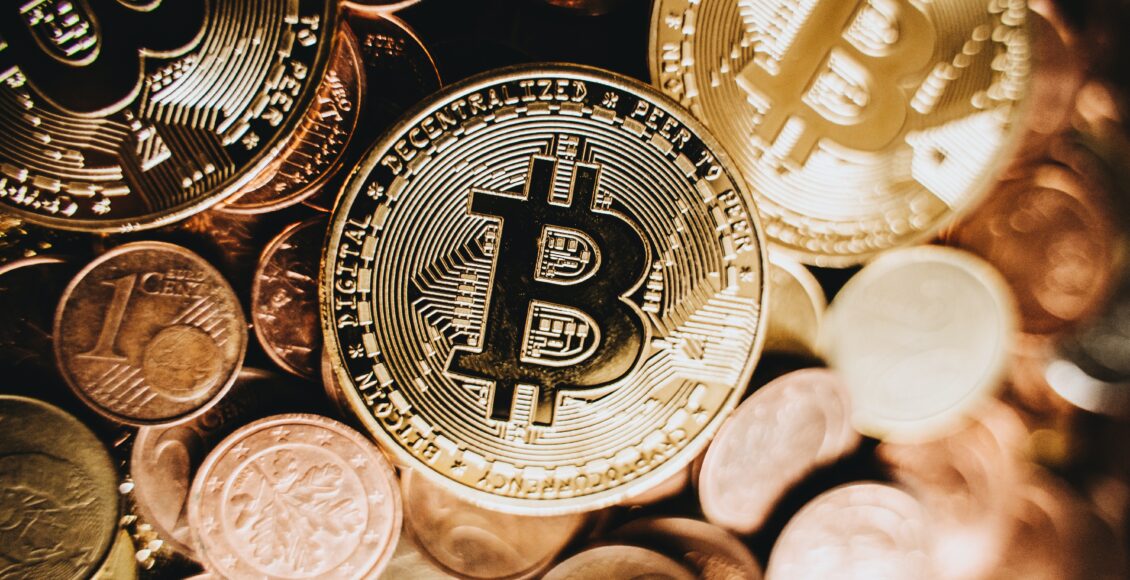 Złote Bitcoiny na tle innych monet