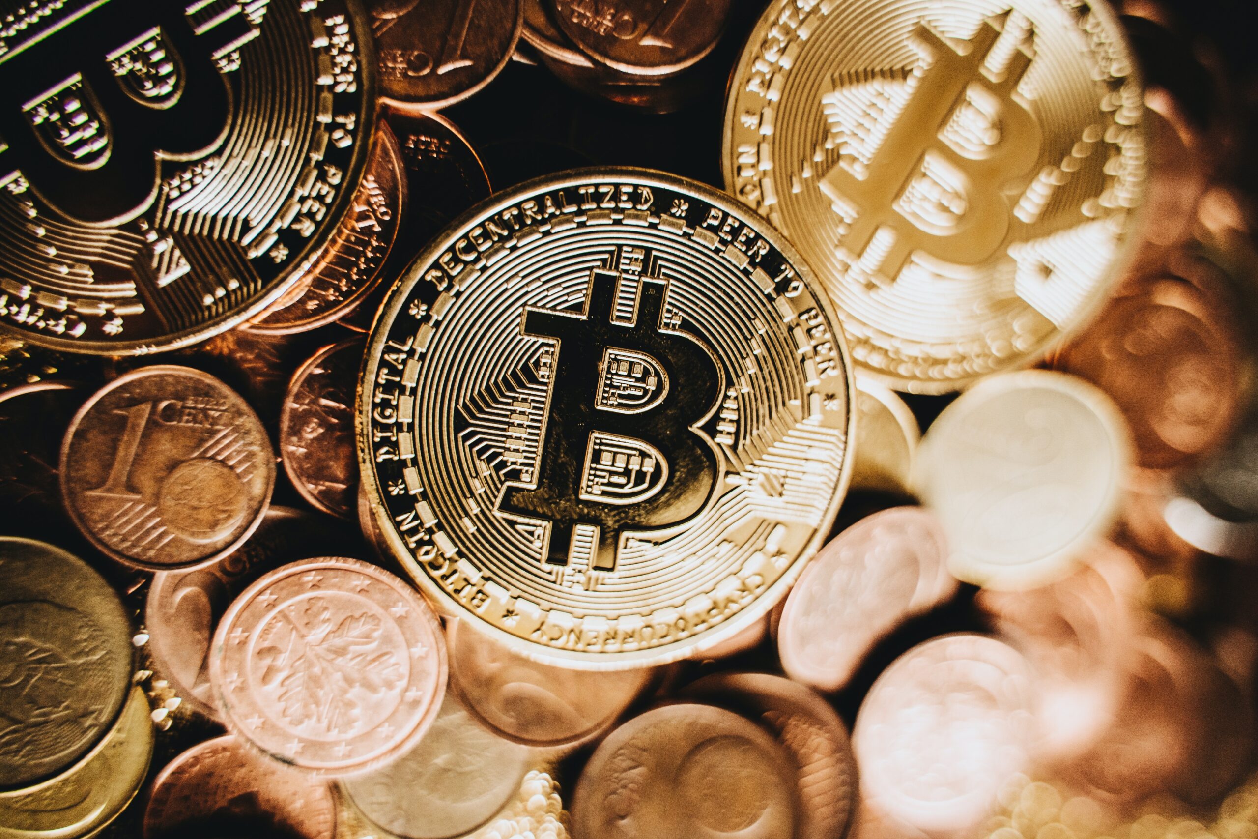 Złote Bitcoiny na tle innych monet
