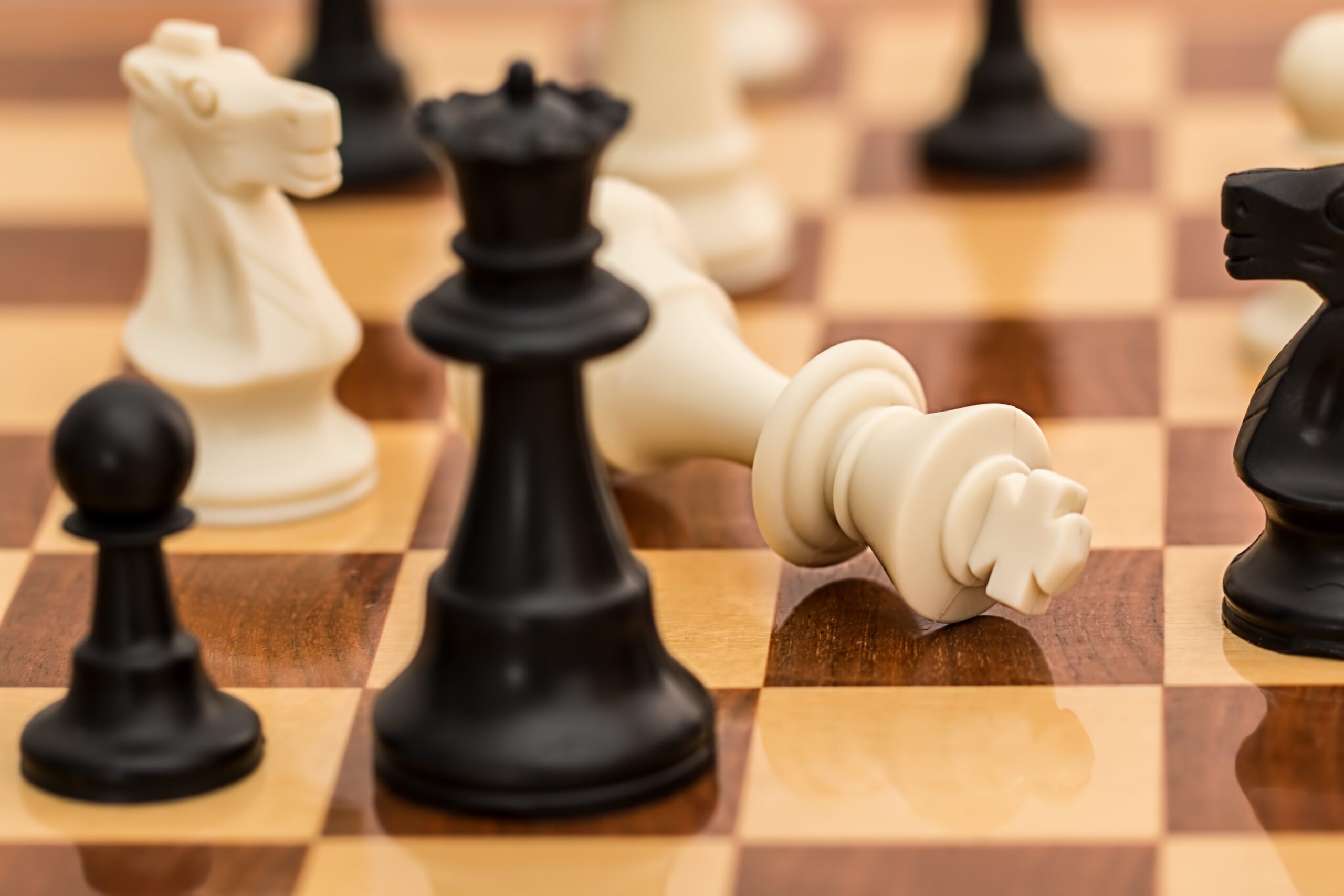 Widok szachowych figur na szachownicy
