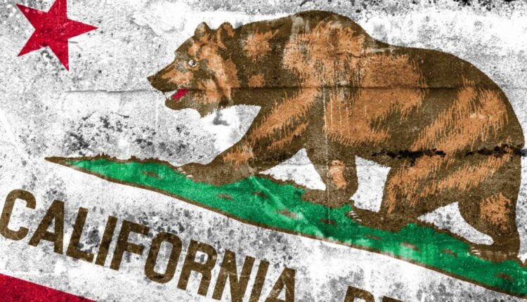 Kalifornia reguluje kryptowaluty i prosi obywateli, by unikali ładowania samochodów elektrycznych…