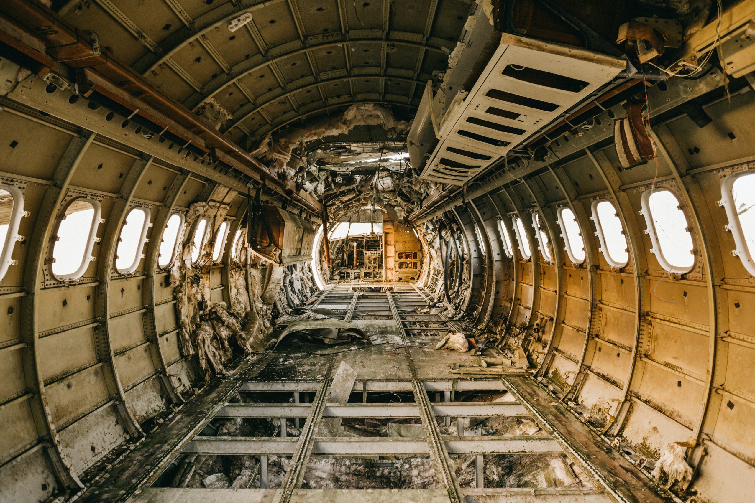 Widok niszczejącego wnętrza samolotu