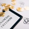 widok monet BTC na tle napisu 'Financial Freedom'