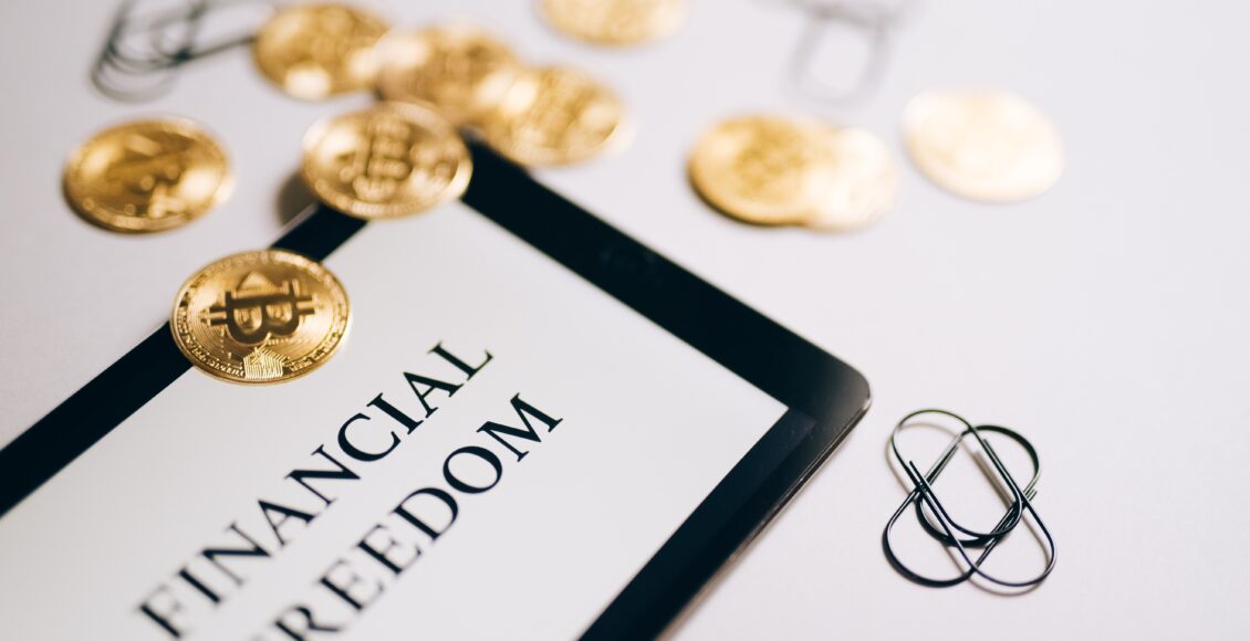 widok monet BTC na tle napisu 'Financial Freedom'