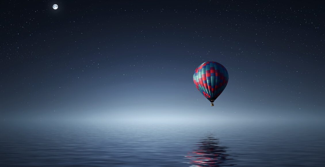Balon lewitujący nad morzem