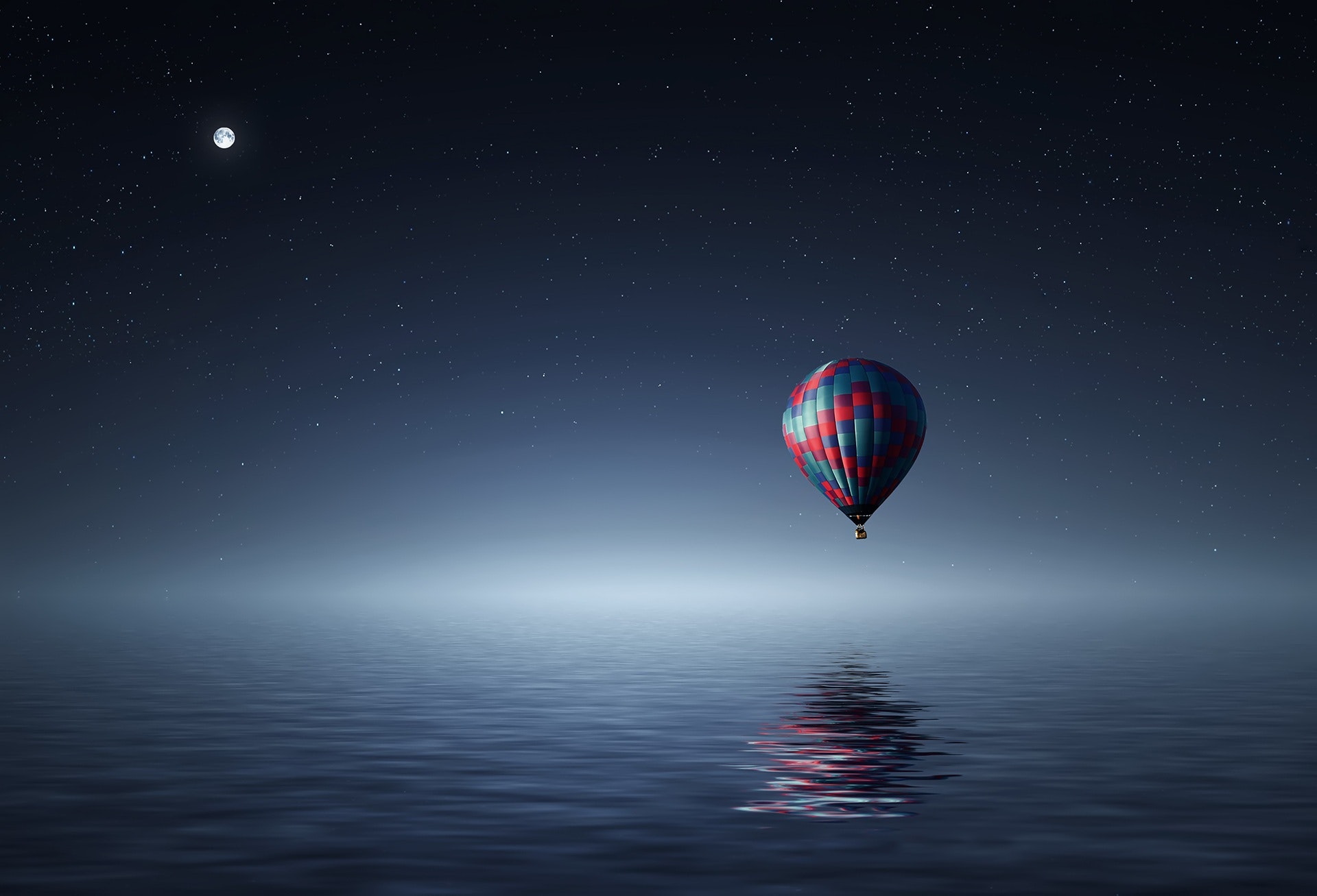 Balon lewitujący nad morzem