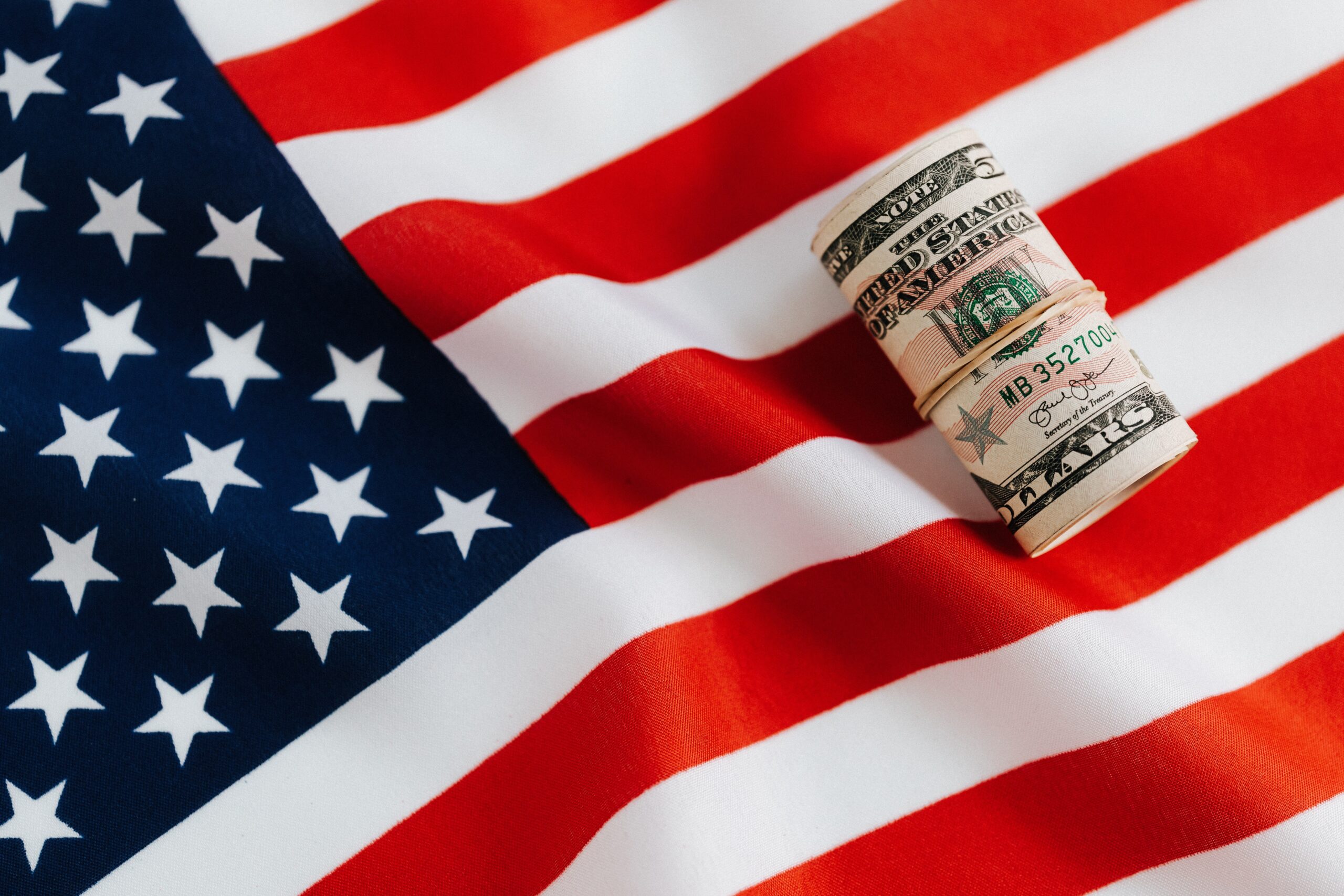 Dolary na tle flagi amerykańskiej
