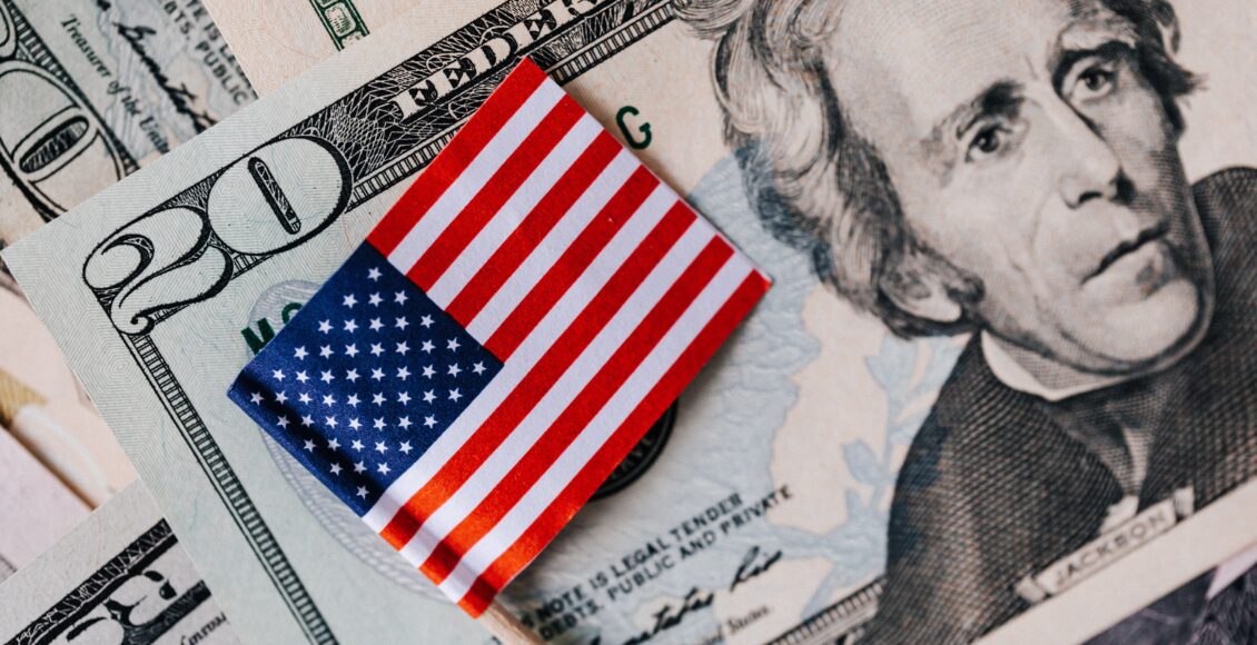 Widok dolara i amerykańskiej flagi