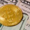 Złoty Bitcoin na tle dolara