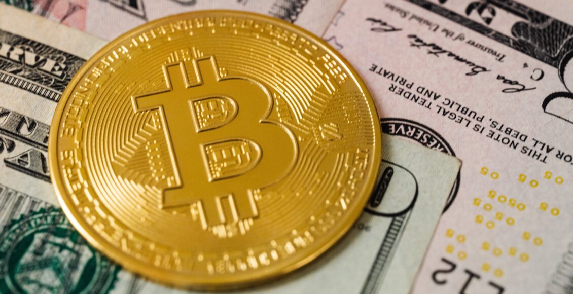 Złoty Bitcoin na tle dolara