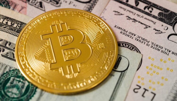 Złoty Bitcoin na tle dolara
