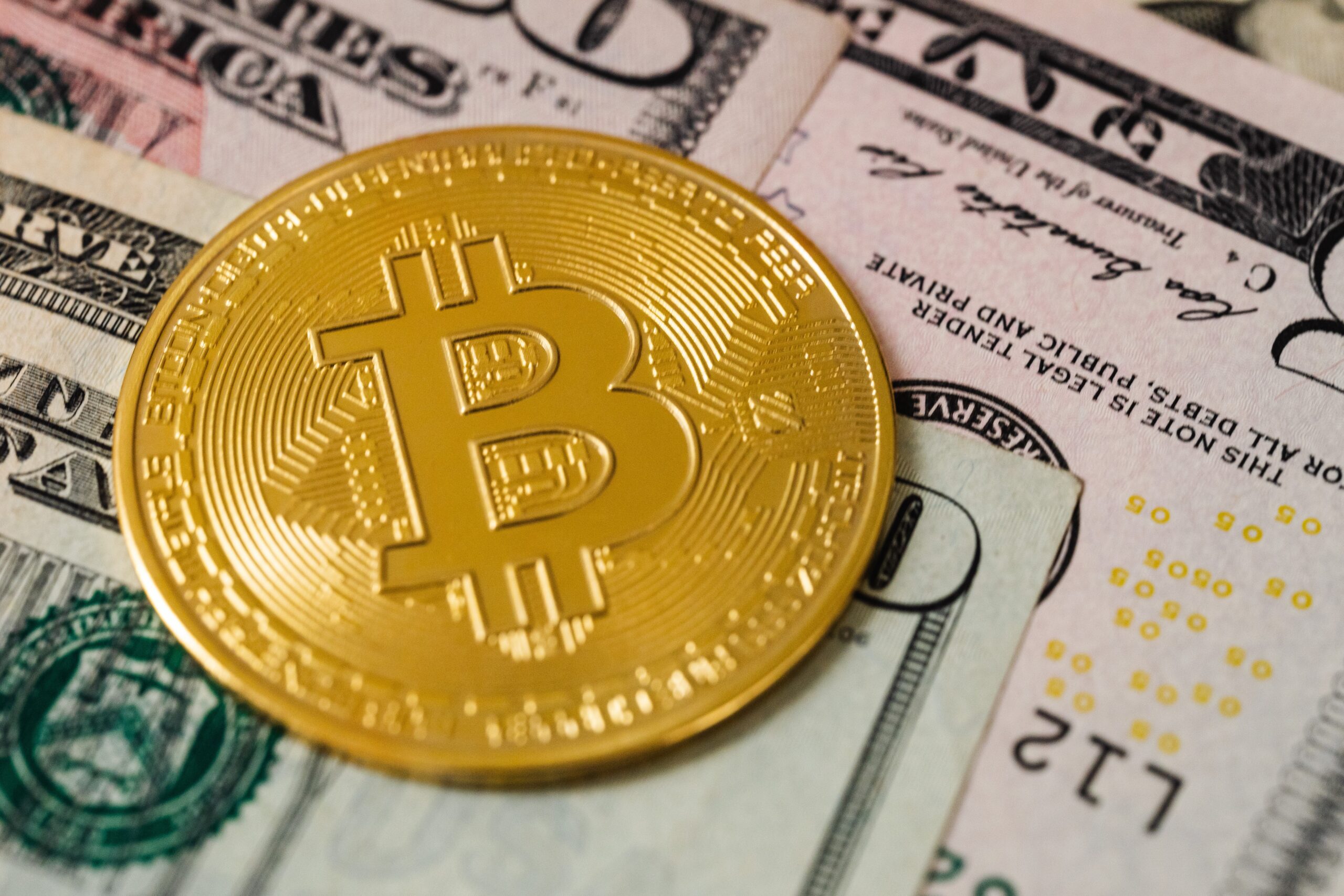 Złoty Bitcoin na tle dolara