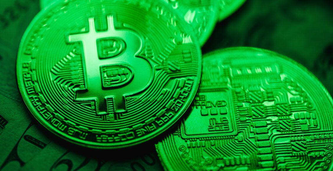 Widok zielonych monet Bitcoin