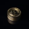 Moneta BTC na ciemnym tle