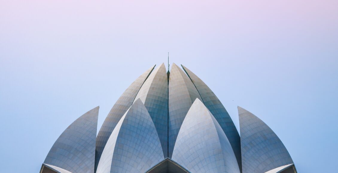 Widok nowoczesnej budowli z Indii