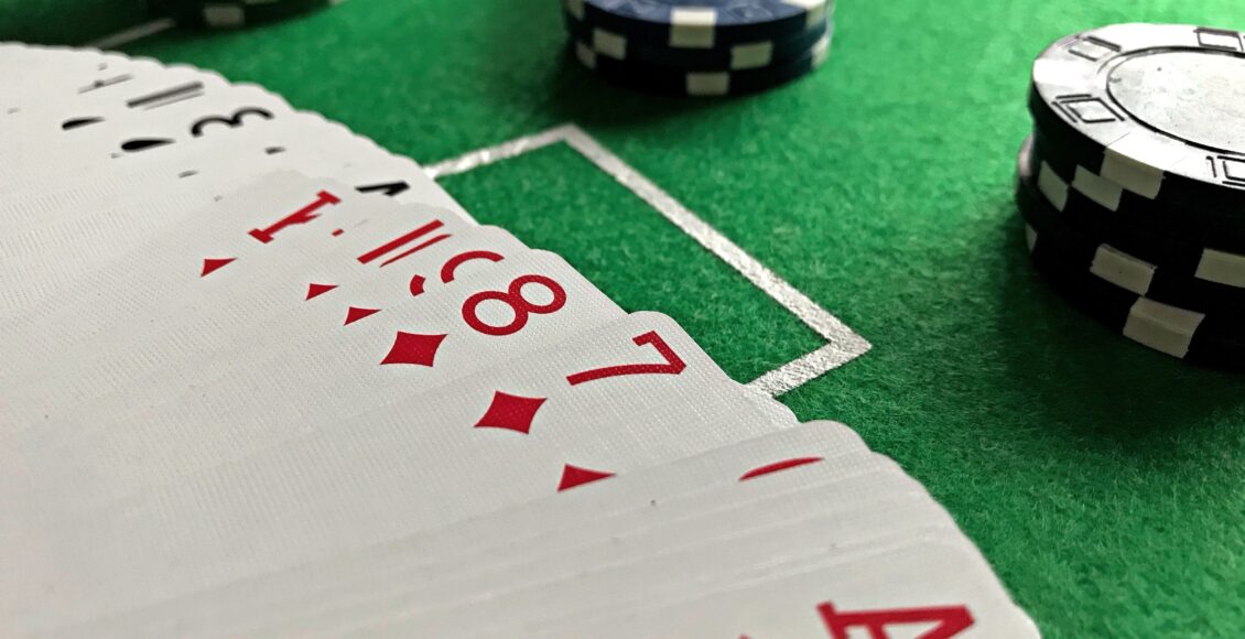 Widok kart i żetonów pokera