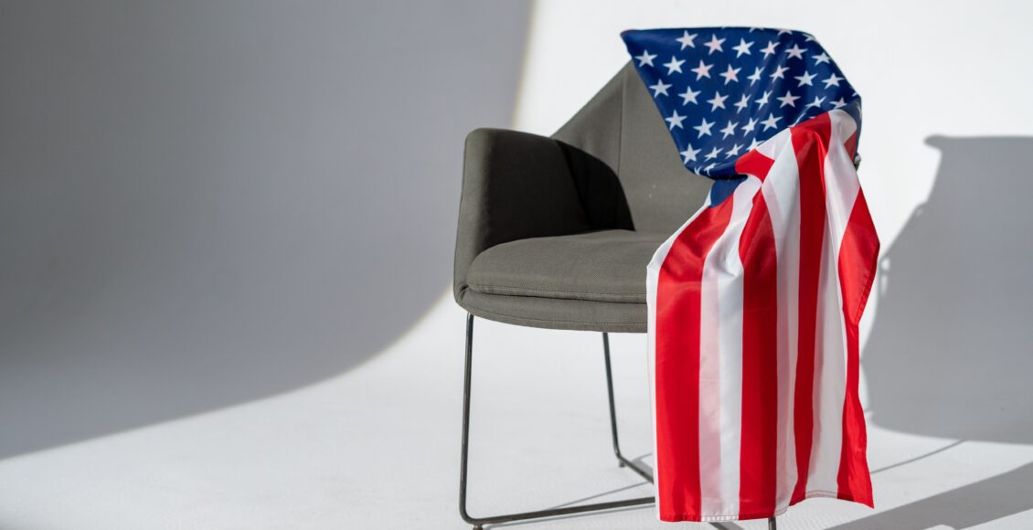 Zdjęcie pustego krzesła z amerykańską flagą