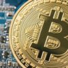 Zdjęcie monety Bitcoin na tle układów scalonych
