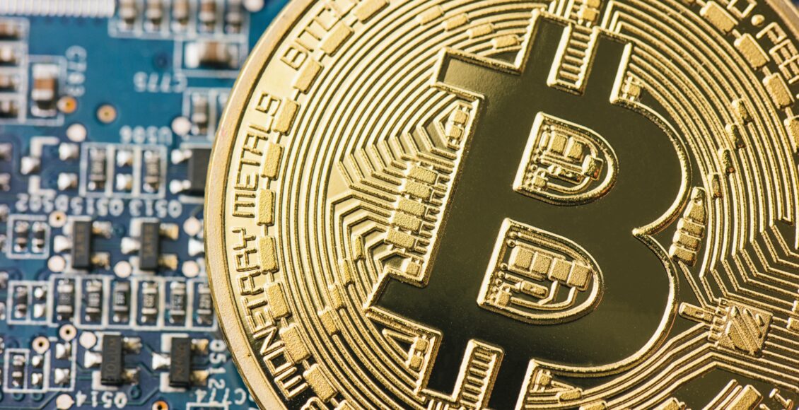 Zdjęcie monety Bitcoin na tle układów scalonych
