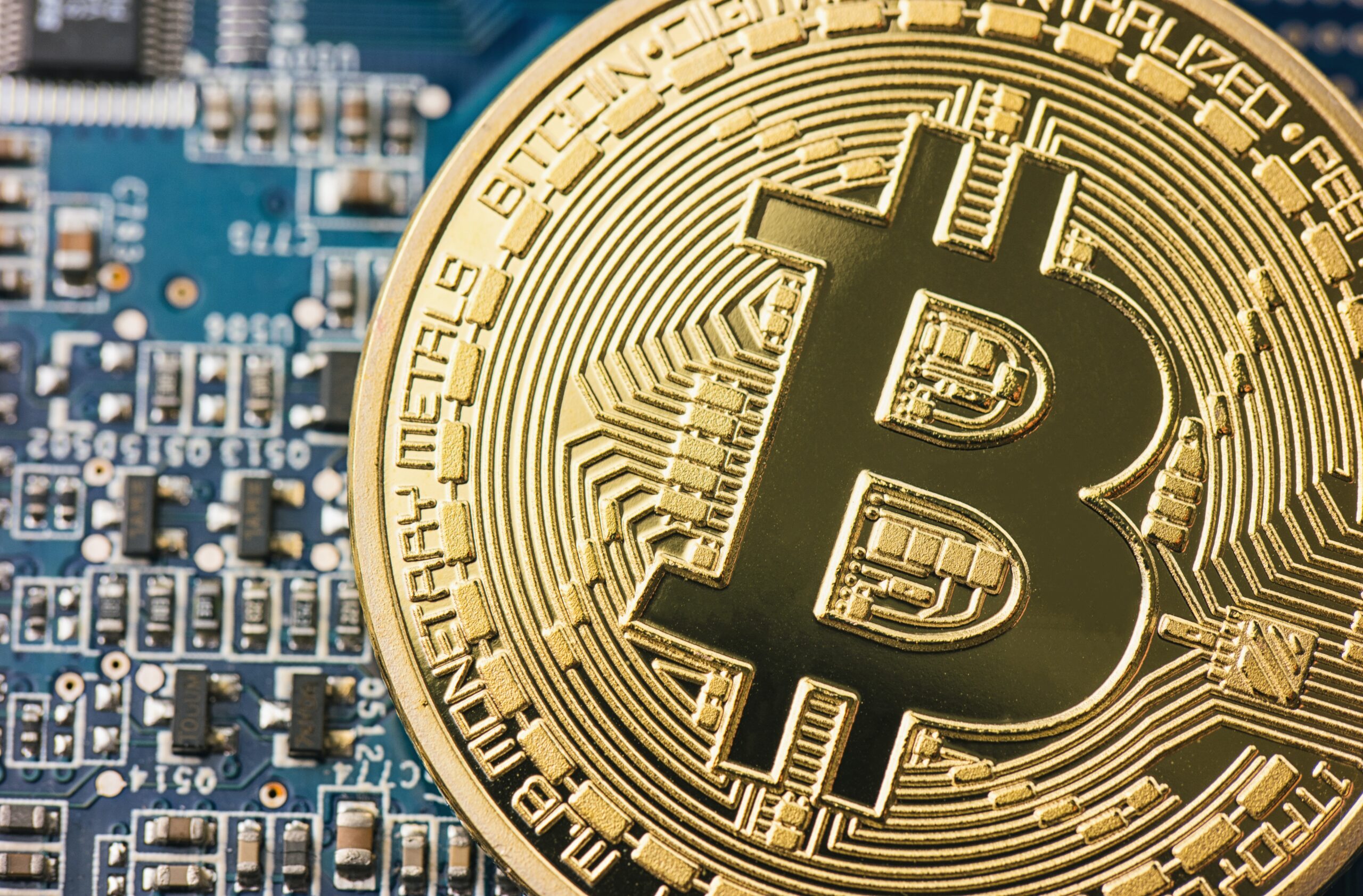 Zdjęcie monety Bitcoin na tle układów scalonych