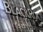 Logo BlackRock na siedzibie spółki, zbliżenie na logo.