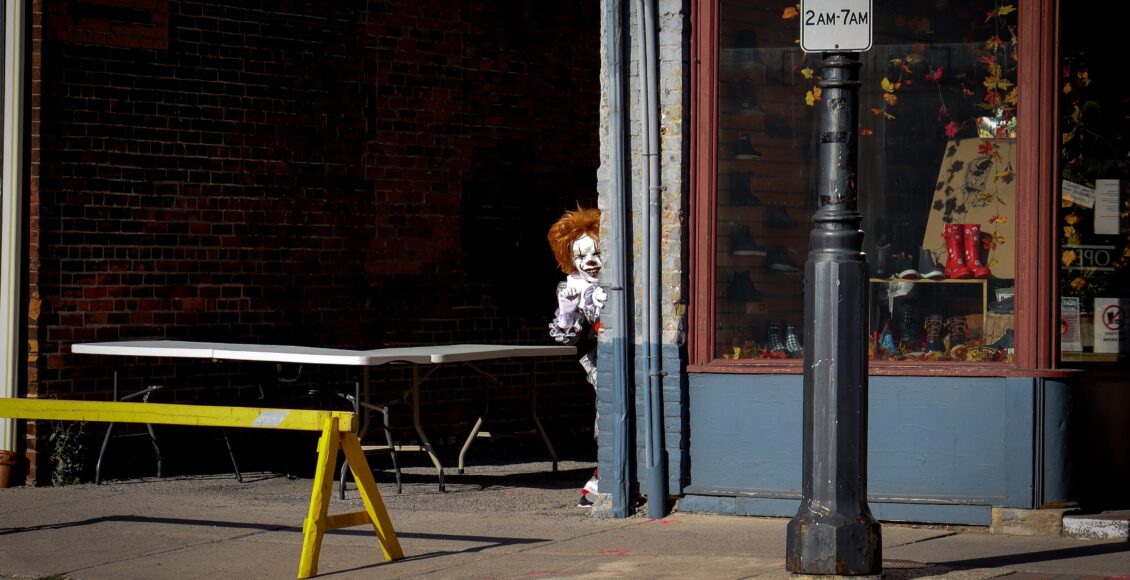 Zdjęcie clowna wyłaniającego się zza rogu ulicy