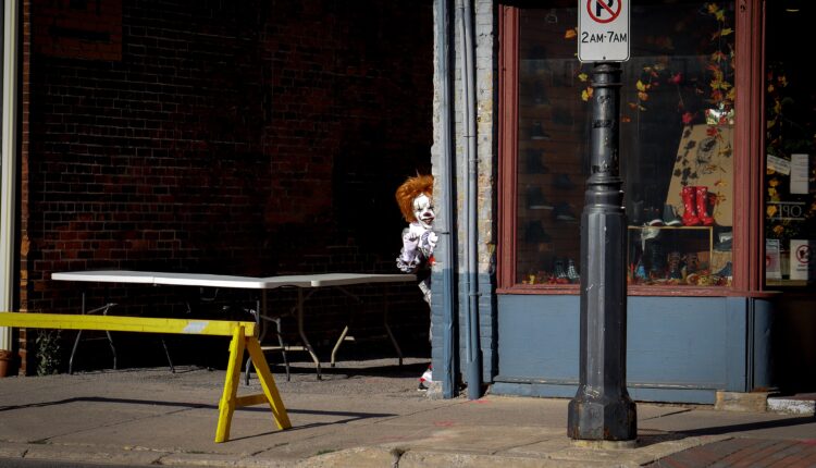 Na płatnych kryptowalutowych grupach ruch*ją klientów. Jak?