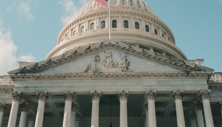 Zdjęcie kapitolu z powiewającą flagą USA