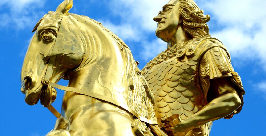 Zdjęcie złotego posągu króla