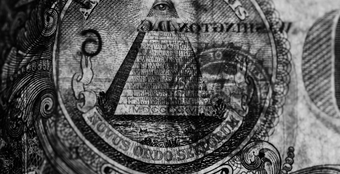 Zdjęcie piramidy na amerykańskim dolarze