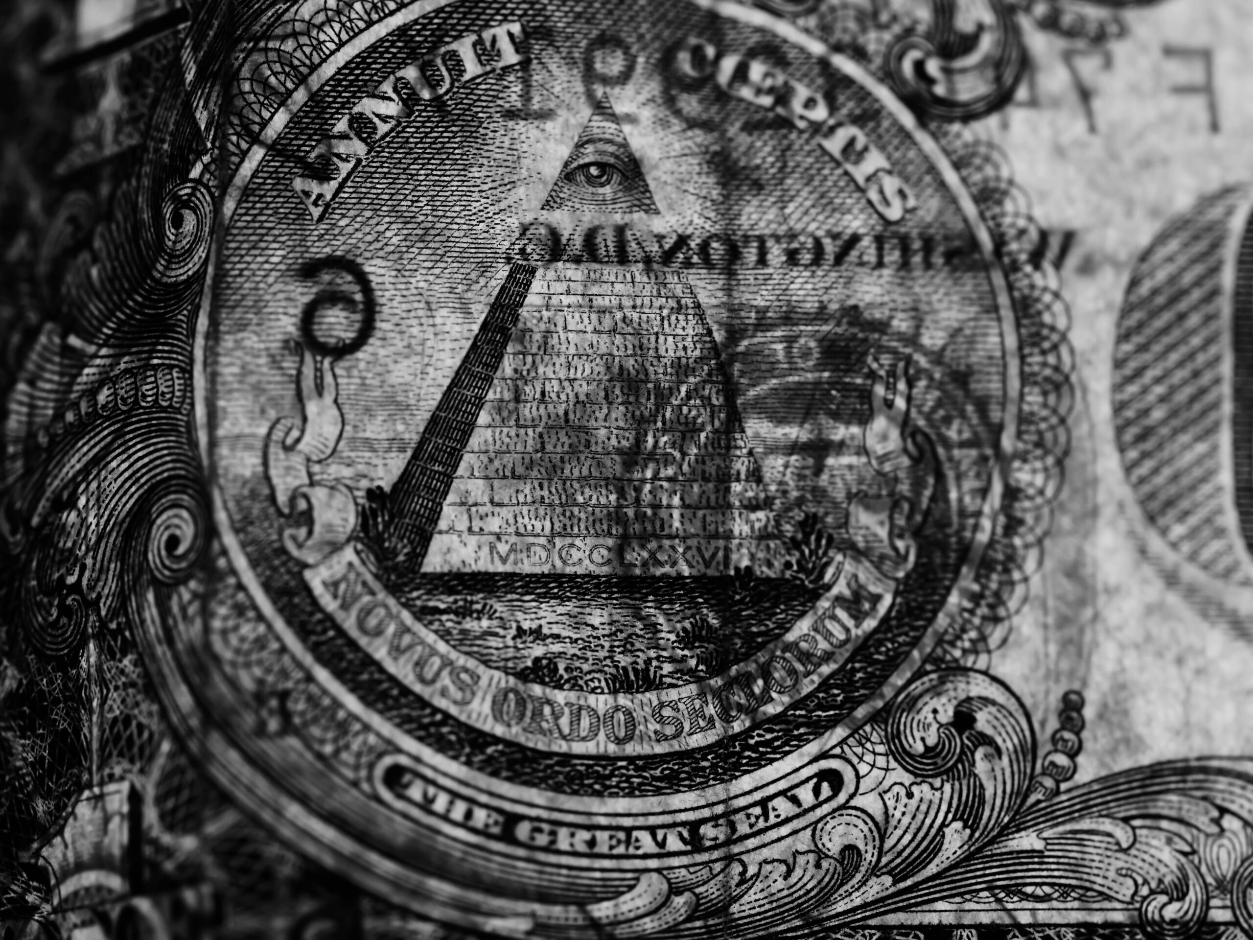 Zdjęcie piramidy na amerykańskim dolarze