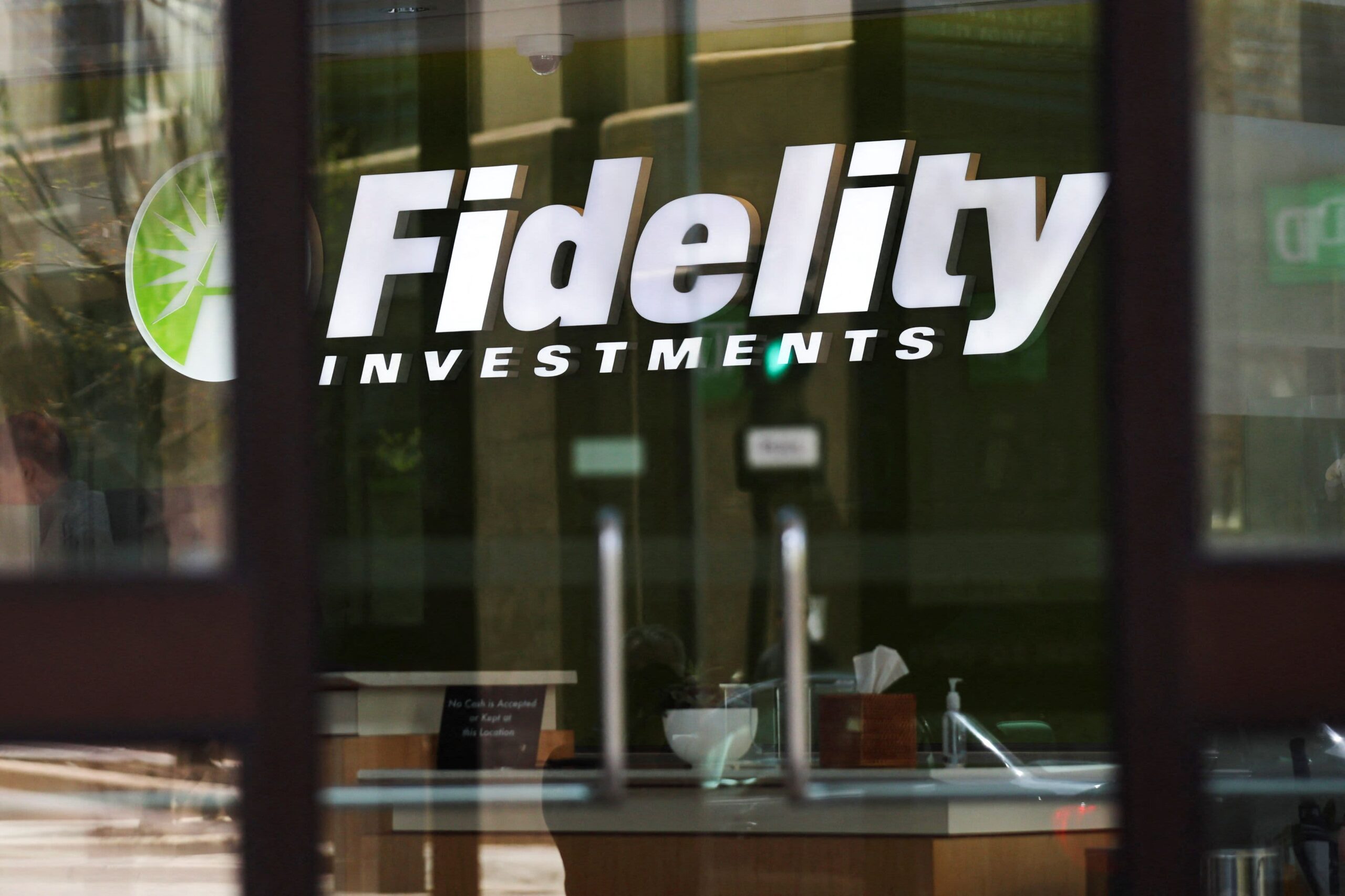 Zdjęcie loga i napisu Fidelity Investments na budynku