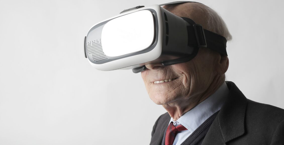 Zdjęcie starszego pana z headsetem VR