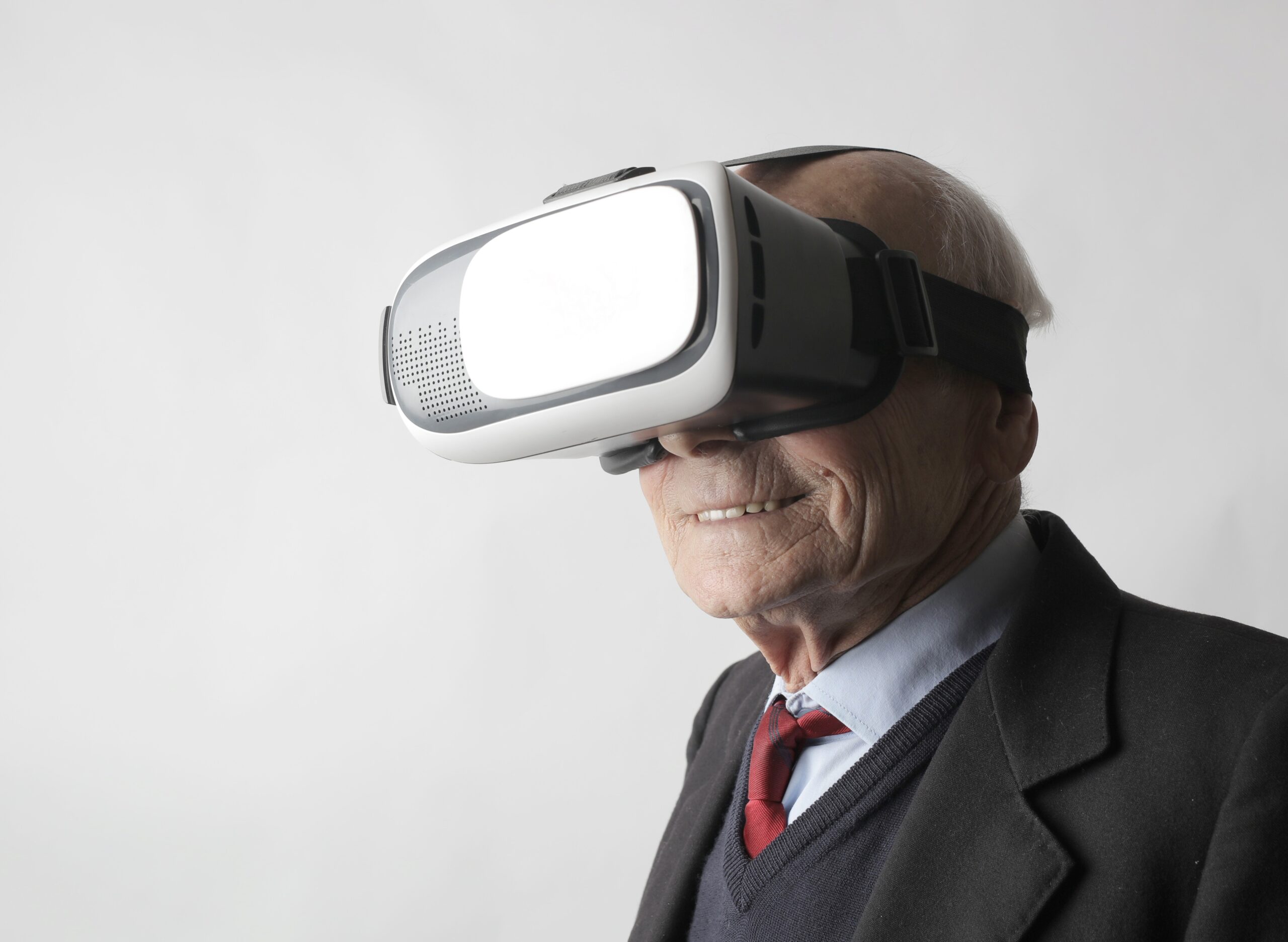 Zdjęcie starszego pana z headsetem VR