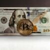 Zdjęcie monety Bitcoina na tle dolara amerykańskiego