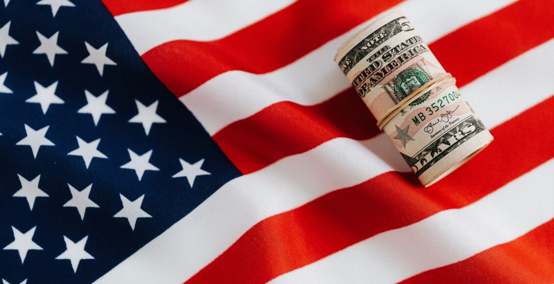 Zdjęcie dolara leżącego na amerykańskiej fladze