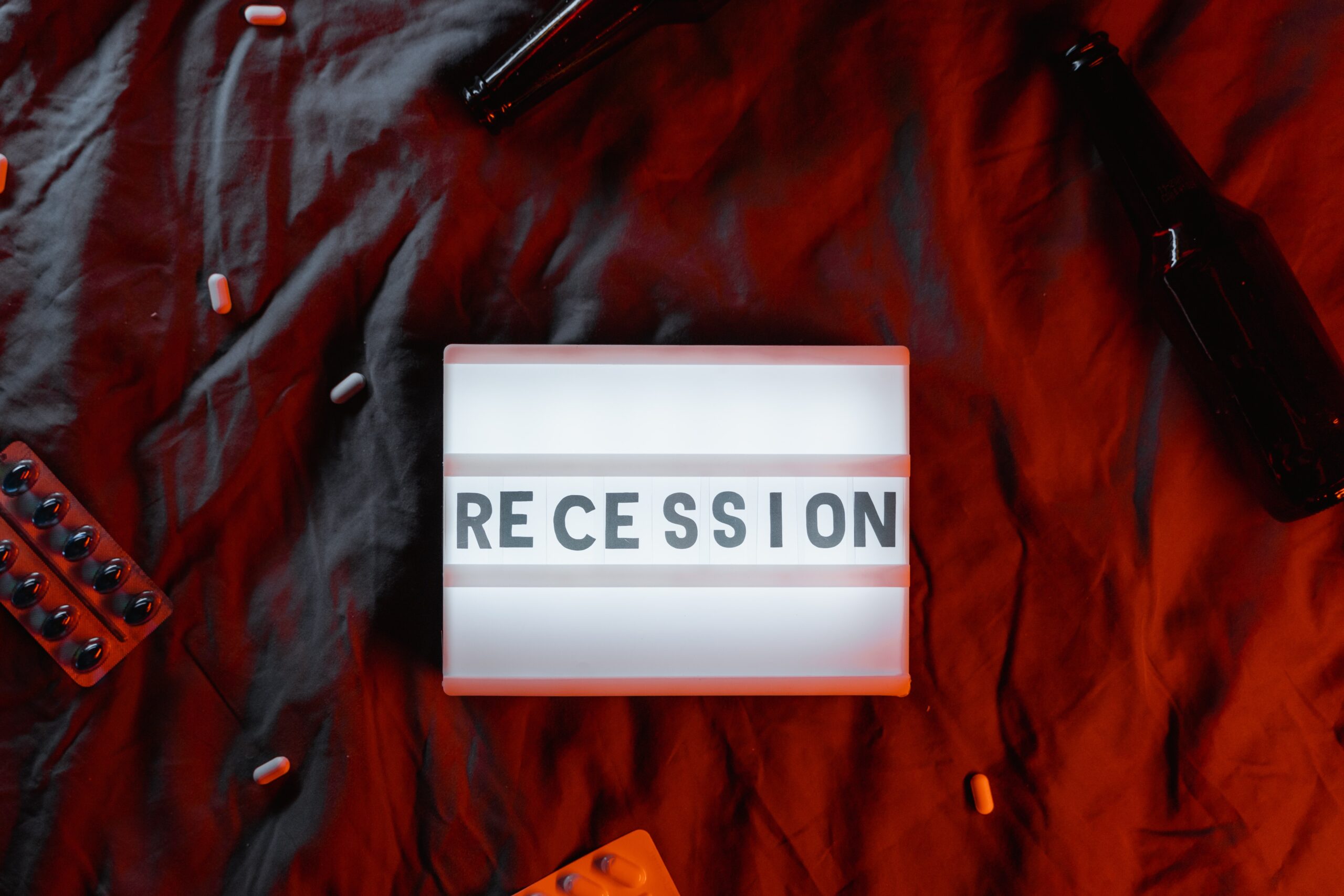 Zdjęcie tabliczki z napisem 'recesja'
