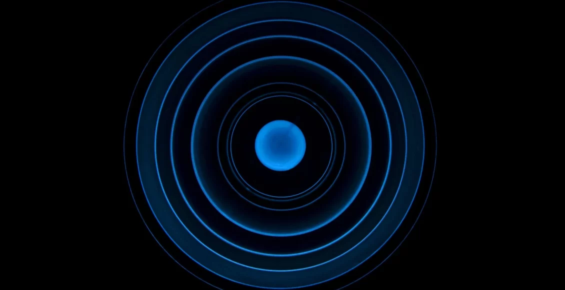Zdjęcie niebieskiego punktu na czarnym tle
