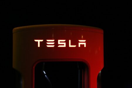 Wyniki finansowe Tesli – Musk nie sprzedał Bitcoina. Niebawem znów go kupi?