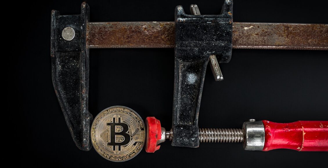Zdjęcie Bitcoina miażdżonego przez ścisk