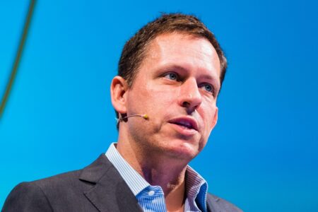 Peter Thiel sprzedał na „górce” kryptowaluty o wartości 1,8 mld dolarów. Co wiedział?