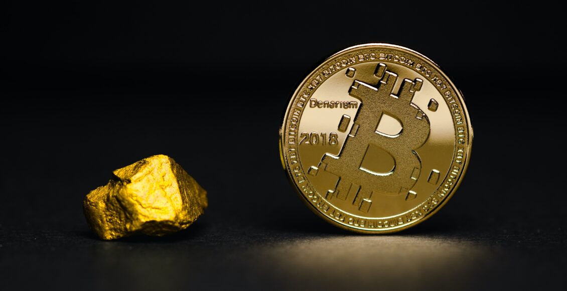 Zdjęcie Bitcoina i złotej monety obok